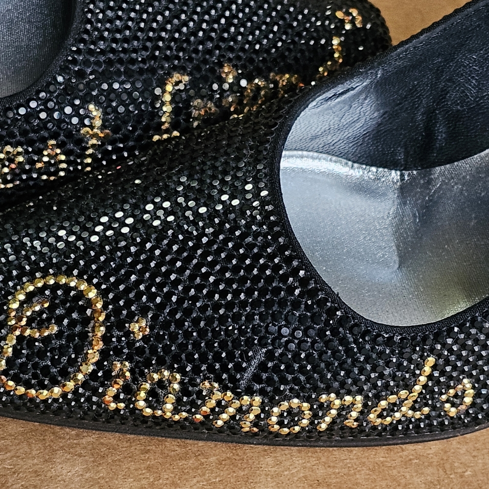 Elegant Black Heels with Gold Accents - Picture 5 of 9